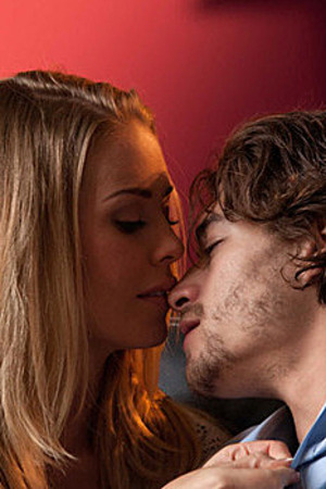 Nicole Aniston kissing pic