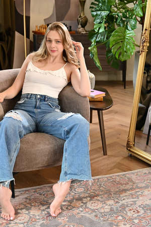 Arisha Mills Slips Out Of Denim By The Gold Mirror - Photo 00