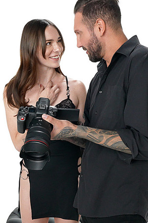 Tess Thompson - Petite Babe Fucks The Photographer - 04