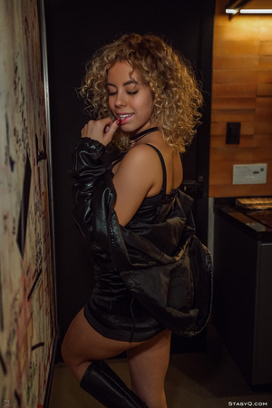 Ariya Strips A Leather Jacket Off In A Dark Room - Photo 02
